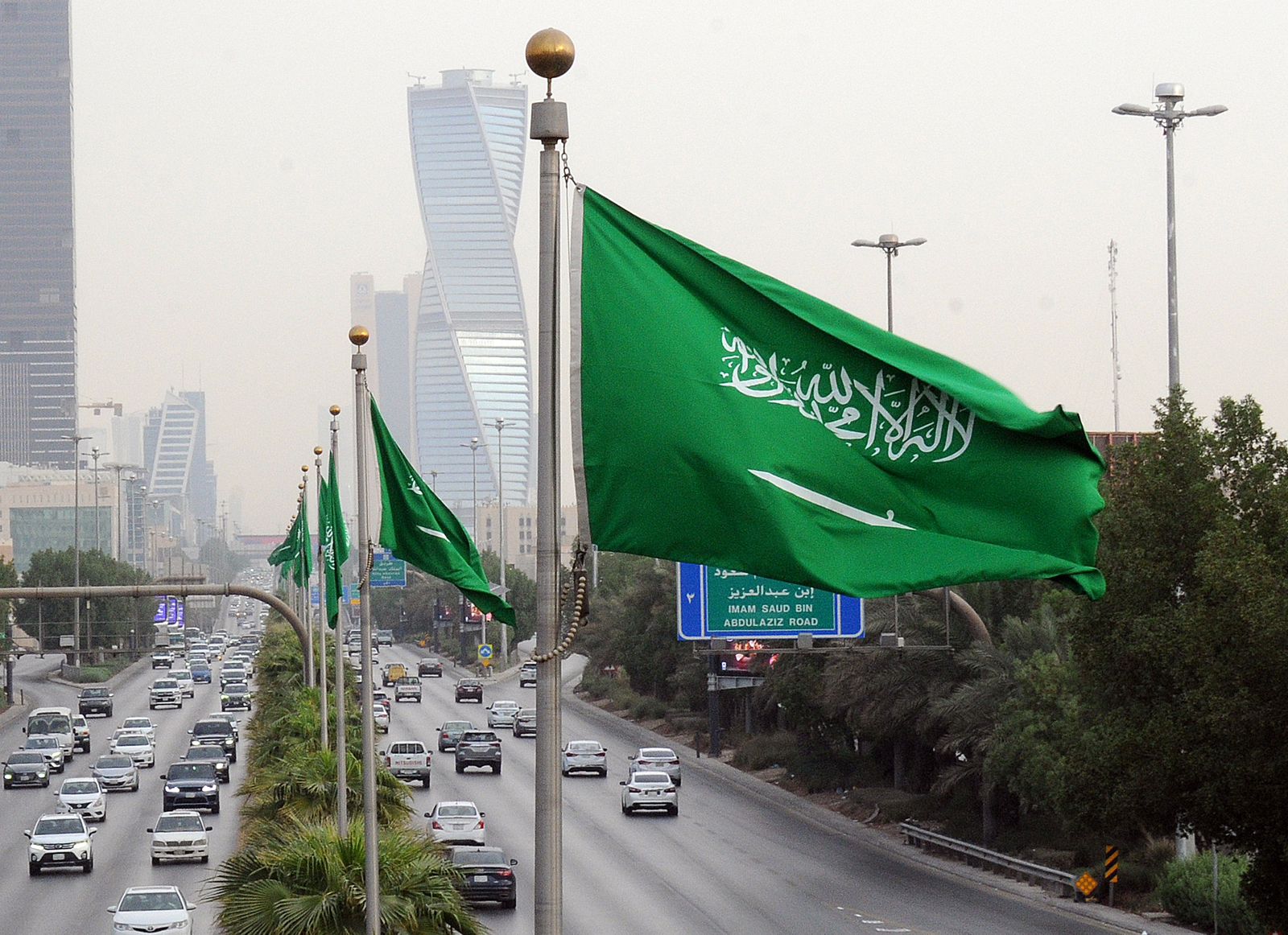السعودية: تقديم دعم عاجل لليمن بالمشتقات النفطية بقيمة 150 مليون دولار 