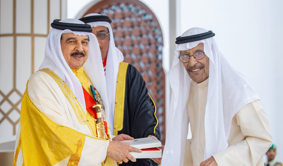 العاهل البحريني يمنح «وسام البحرين» للشاعر الكويتي بدر بورسلي 