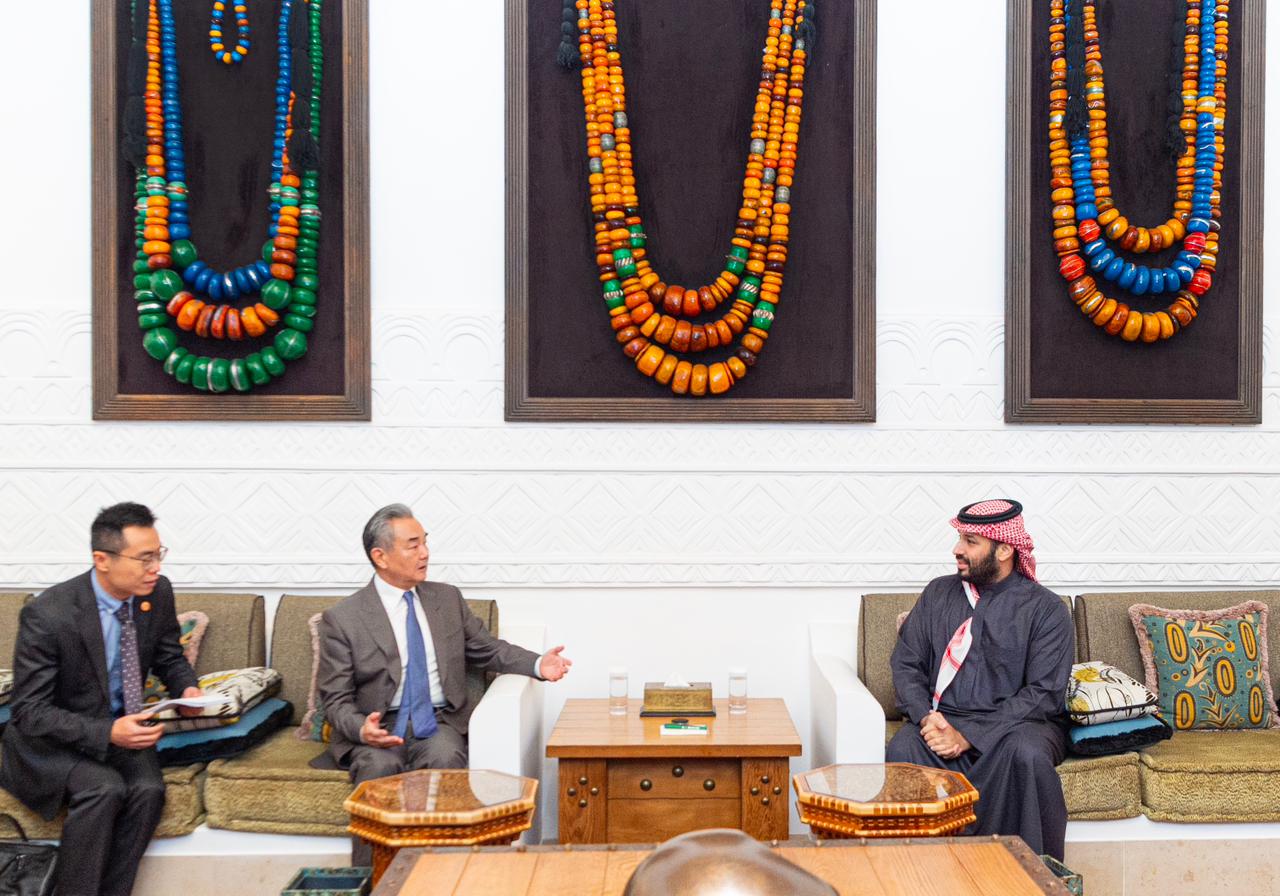 ولي العهد يستقبل وزير خارجية جمهورية الصين الشعبية 