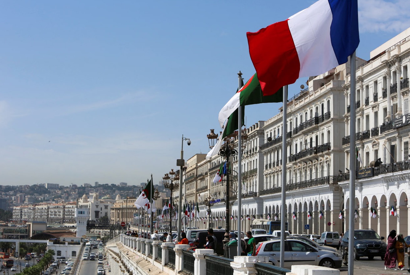 باريس تعتبر قانون تجريم الاستعمار الفرنسي في الجزائر منافيا لإرادة الحوار 