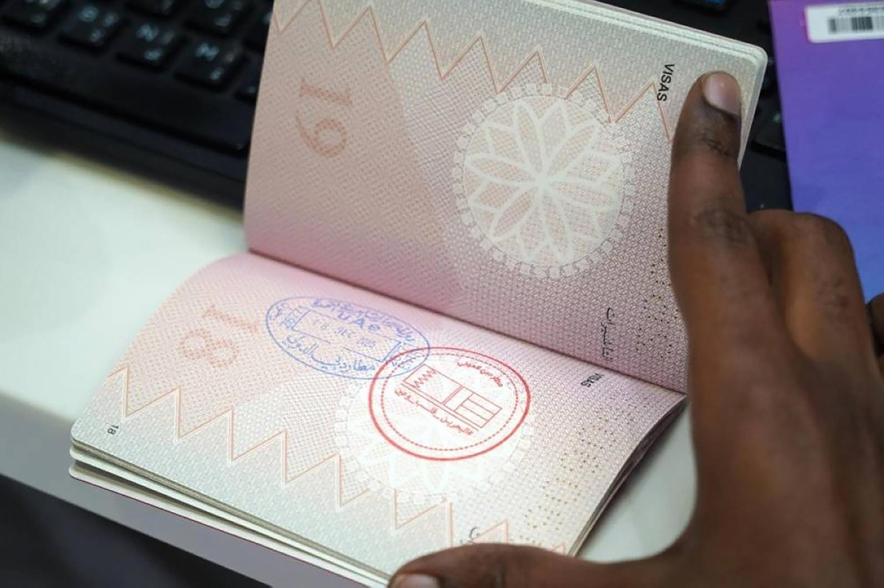 مطارات دبي تستقبل المسافرين بختم «البحرين قلب وعين» 