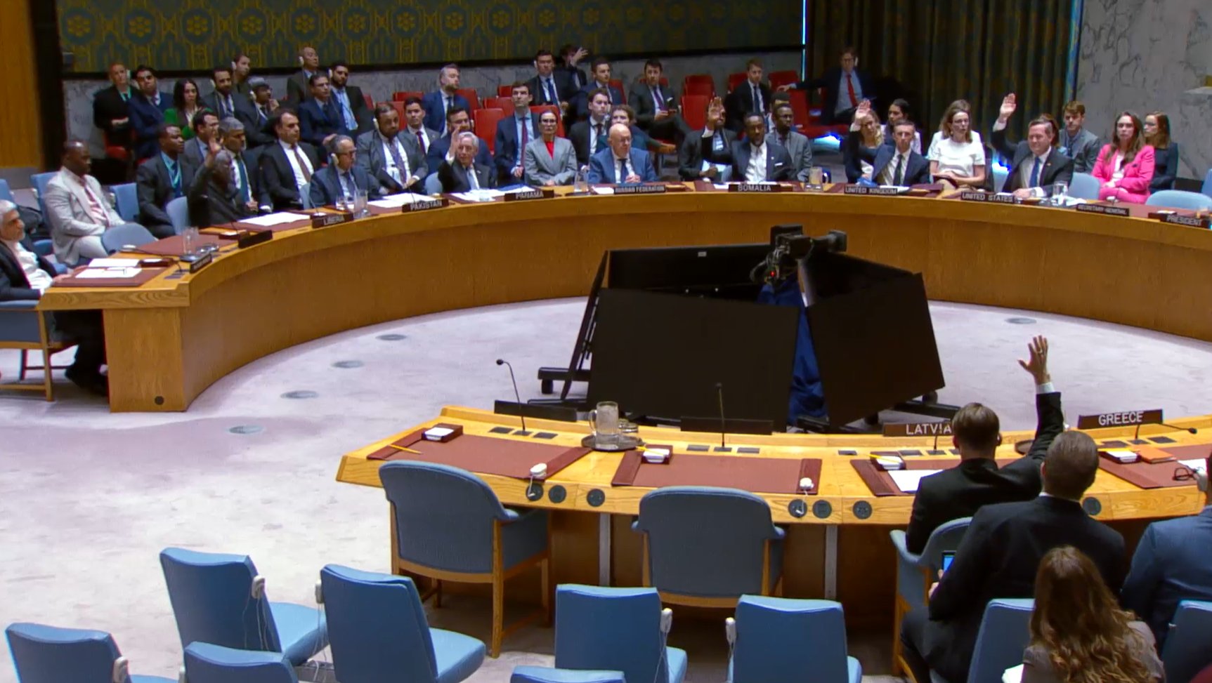 فيتو صيني روسي يحبط مشروع قرار في مجلس الأمن بشأن فتح مضيق هرمز 